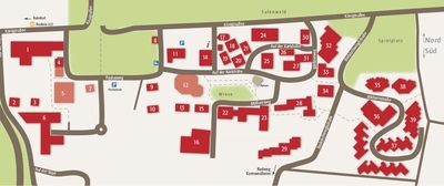 Auf dem Bild ist der Wegweiser der Karlshöhe abgebildet.